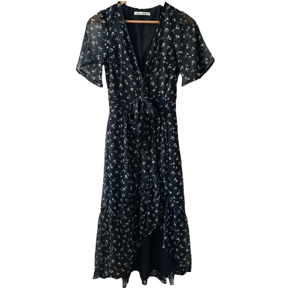Abercrombie & Fitch Dresses & Skirts - Abercrombie and Finch Floral Wrap Midi Dress Flutter Sleeves Black/White Size XX